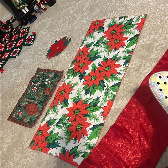 4 pc Christmas cloths. 2 table runners, 1 placemat & a hot pad. Poinsettias. - Picture 3 of 7